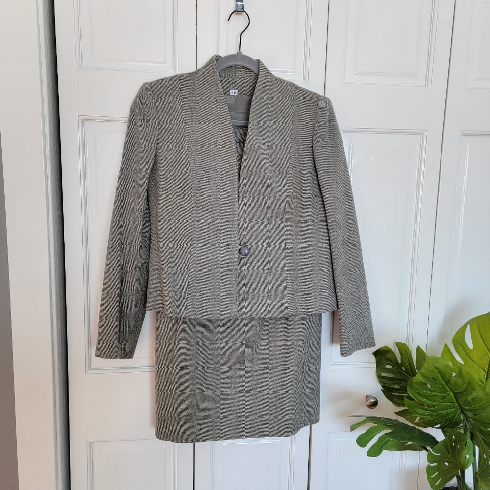 VTG Peabody House International EUC structured collar suit jacket and skirt set